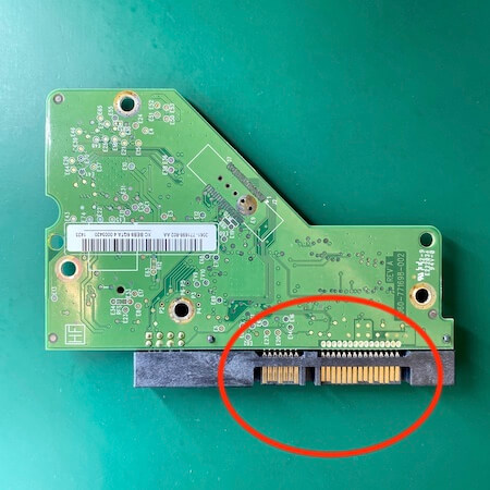 檢查硬碟電路板處有沒有污垢或斷裂？