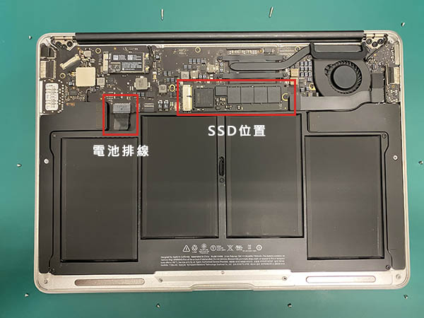 Macbook背板拆開後確認電池和SSD的位置