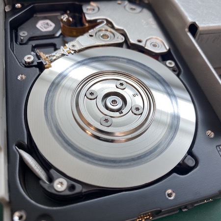 如果硬碟發出異常的聲音，繼續讀取就可能導致磁片刮傷無法救回資料